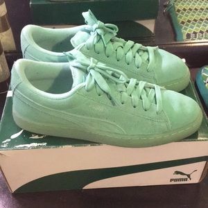 Suede pumas